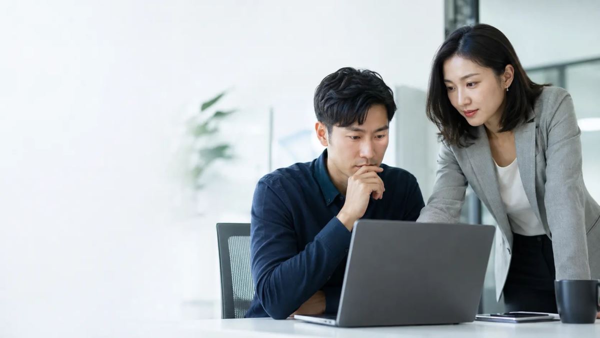 員工與工作夥伴一起確認可疑郵件